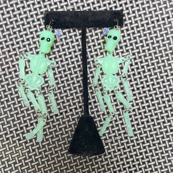 ⚜️Glow In the Dark Skeleton Earrings! NWT! - Picture 2 of 3